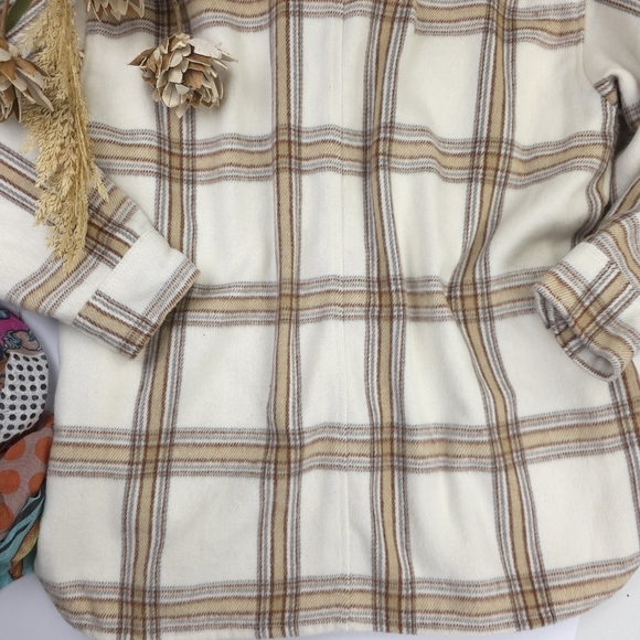 Express Womans White Tan Plaid Thick Sweater Jacket - Oversize Fit  Sz Small - Picture 13 of 13